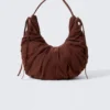 Bolso de hombro con fruncidos en forma de media luna – Marrón oscuro