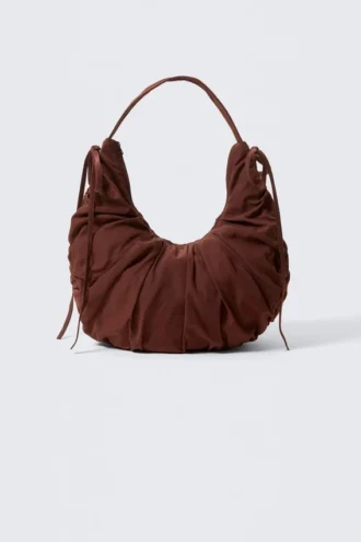 Bolso de hombro con fruncidos en forma de media luna – Marrón oscuro