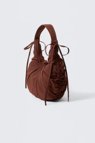 Bolso de hombro con fruncidos en forma de media luna – Marrón oscuro