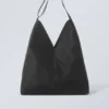 Bolso de hombro de nailon en forma de V – Negro