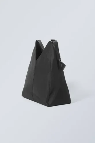 Bolso de hombro de nailon en forma de V – Negro