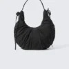 Bolso de hombro en forma de media luna con fruncidos – Negro