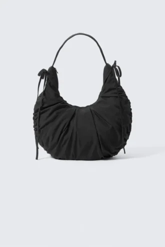 Bolso de hombro en forma de media luna con fruncidos – Negro