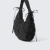 Bolso de hombro en forma de media luna con fruncidos – Negro