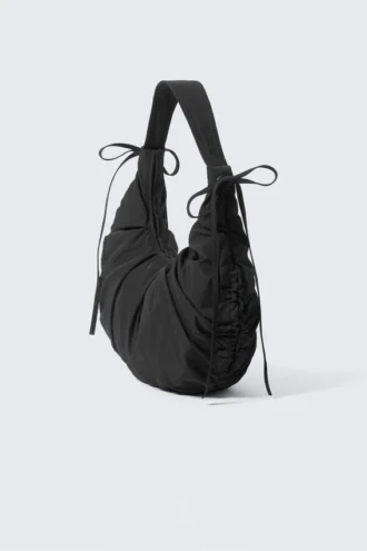 Bolso de hombro en forma de media luna con fruncidos – Negro