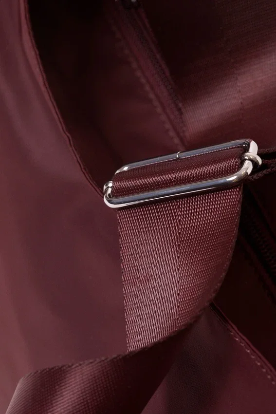 Bolso de hombro mediano de sarga de nailon – Rojo oscuro Bolso de hombro mediano de sarga de nailon – Rojo oscuro