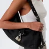 Bolso de hombro pequeño con cierre holgado – Negro Bolso de hombro pequeño con cierre holgado – Negro