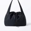 Bolso de hombro rectangular grande con cordón – Azul oscuro Bolso de hombro rectangular grande con cordón – Azul oscuro