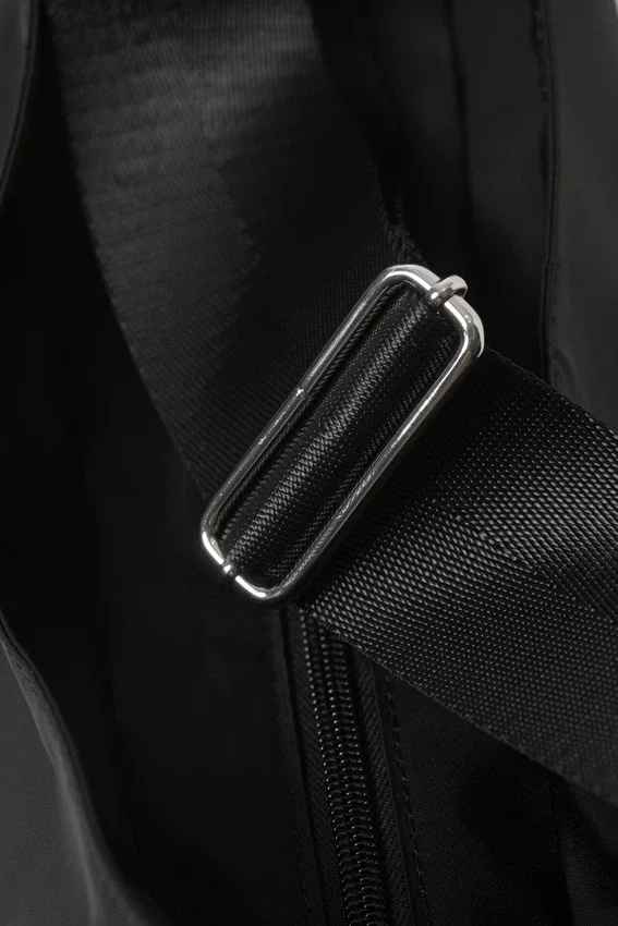 Bolso de mano Core – Negro Bolso de mano Core – Negro