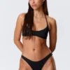 Braguita de bikini brasileña con fruncidos y talle medio – Negro