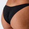 Braguita de bikini brasileña con fruncidos y talle medio – Negro