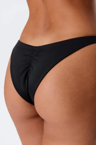 Braguita de bikini brasileña con fruncidos y talle medio – Negro