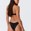 Braguita de bikini brasileña con fruncidos y talle medio – Negro
