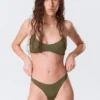 Braguita de bikini brasileña con fruncidos y talle medio – Verde oscuro