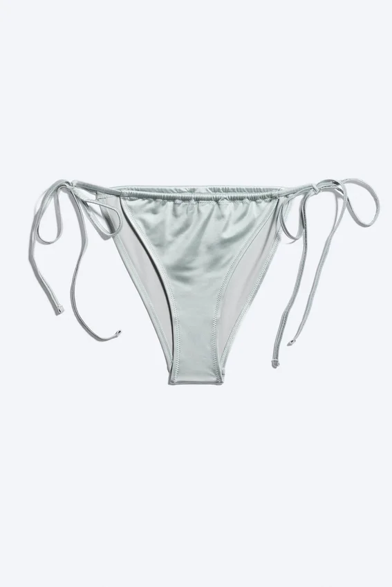 Braguita de bikini brasileña con lazos – Gris claro empolvado Braguita de bikini brasileña con lazos – Gris claro empolvado