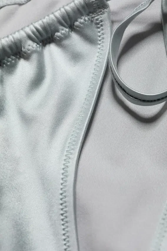 Braguita de bikini brasileña con lazos – Gris claro empolvado Braguita de bikini brasileña con lazos – Gris claro empolvado