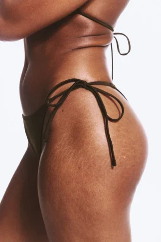 Braguita de bikini brasileña de talle medio con lazos – Marrón oscuro