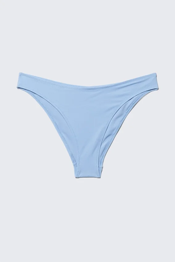 Braguita de bikini con corte redondeado – Azul claro Braguita de bikini con corte redondeado – Azul claro