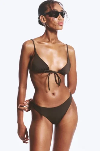 Braguita de bikini con corte redondeado – Marrón oscuro