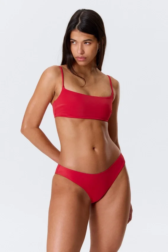 Braguita de bikini con corte redondeado – Rojo brillante Braguita de bikini con corte redondeado – Rojo brillante