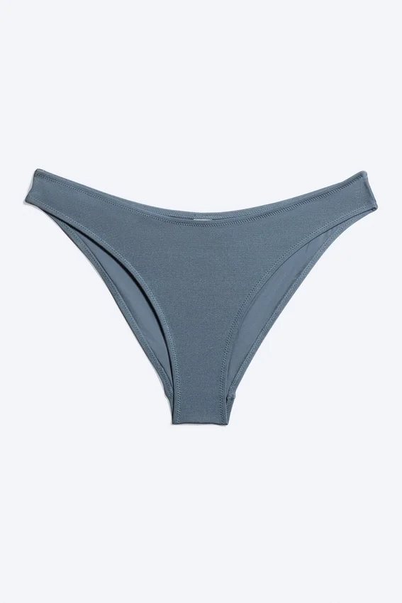 Braguita de bikini con escote redondeado – Azul medio apagado Braguita de bikini con escote redondeado – Azul medio apagado
