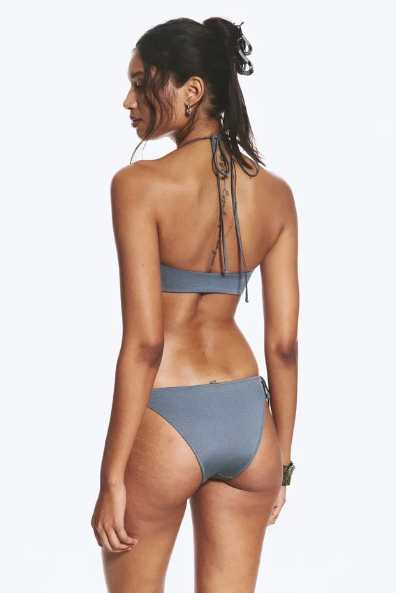 Braguita de bikini con tiras y lazos – Azul empolvado – Brillo Braguita de bikini con tiras y lazos – Azul empolvado – Brillo