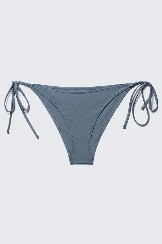 Braguita de bikini con tiras y lazos – Azul empolvado – Brillo Braguita de bikini con tiras y lazos – Azul empolvado – Brillo
