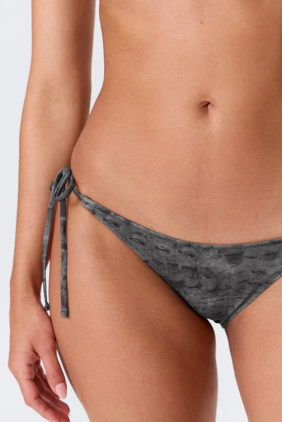 Braguita de bikini con tiras y lazos – Estampada en gris oscuro Braguita de bikini con tiras y lazos – Estampada en gris oscuro