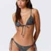 Braguita de bikini con tiras y lazos – Estampada en gris oscuro Braguita de bikini con tiras y lazos – Estampada en gris oscuro