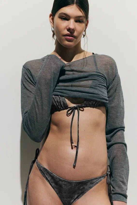 Braguita de bikini con tiras y lazos – Estampada en gris oscuro Braguita de bikini con tiras y lazos – Estampada en gris oscuro