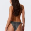 Braguita de bikini con tiras y lazos – Estampada en gris oscuro Braguita de bikini con tiras y lazos – Estampada en gris oscuro