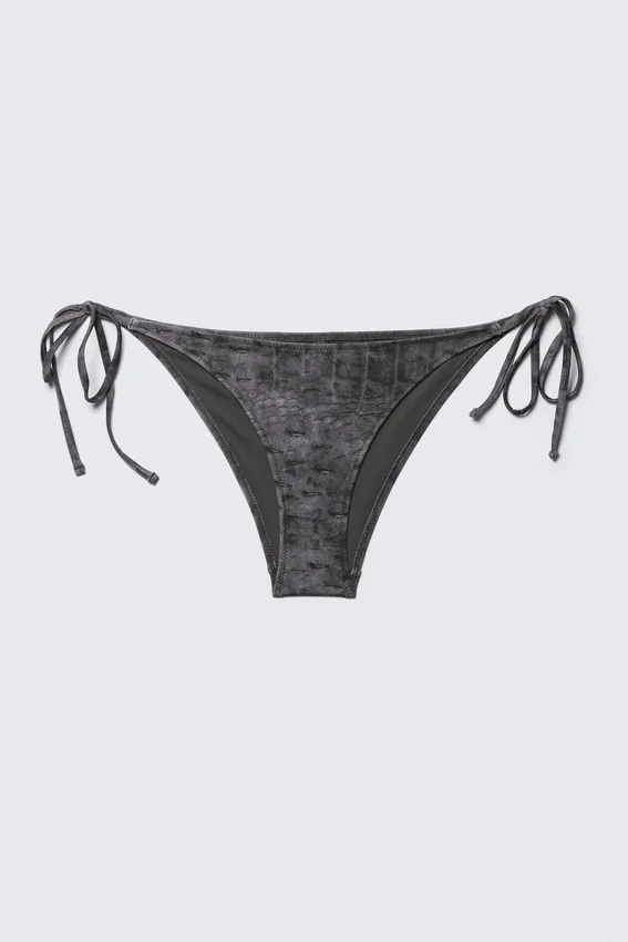 Braguita de bikini con tiras y lazos – Estampada en gris oscuro Braguita de bikini con tiras y lazos – Estampada en gris oscuro