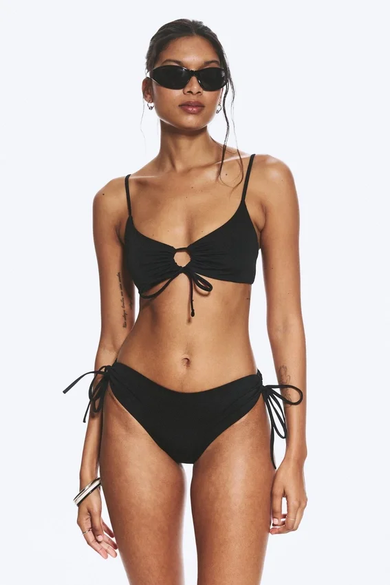 Braguita de bikini con tiras y lazos laterales – Negro Braguita de bikini con tiras y lazos laterales – Negro