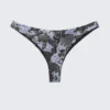 Braguita de bikini de corte brasileño estampada – Periódico negro/Llama azul Braguita de bikini de corte brasileño estampada – Periódico negro/Llama azul