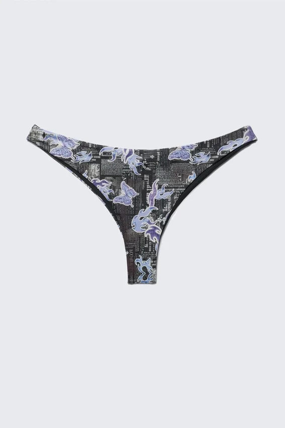 Braguita de bikini de corte brasileño estampada – Periódico negro/Llama azul Braguita de bikini de corte brasileño estampada – Periódico negro/Llama azul