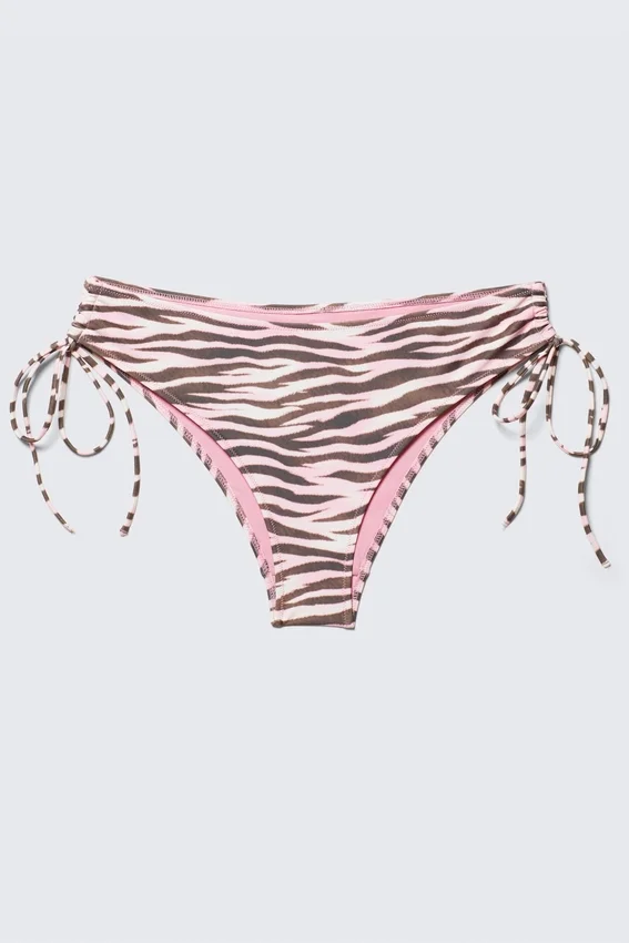 Braguita de bikini estampada con lazos laterales – Rosa con rayas de tigre Braguita de bikini estampada con lazos laterales – Rosa con rayas de tigre