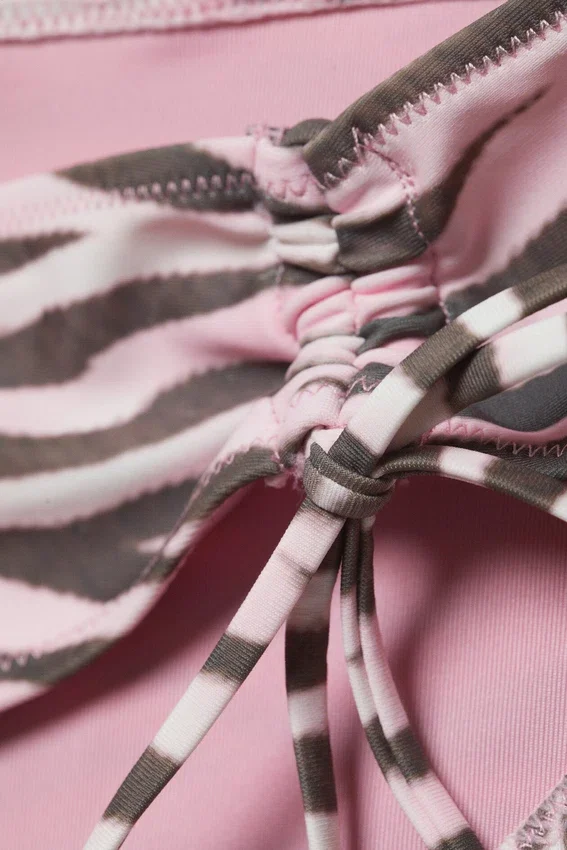 Braguita de bikini estampada con lazos laterales – Rosa con rayas de tigre Braguita de bikini estampada con lazos laterales – Rosa con rayas de tigre