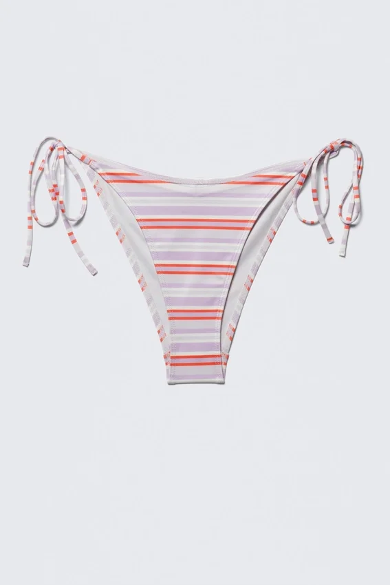 Braguita de bikini estampada con tirantes – Rayas moradas y rojas Braguita de bikini estampada con tirantes – Rayas moradas y rojas