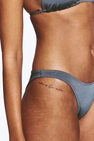 Braguita de bikini mini brasileña – Azul empolvado – Brillo