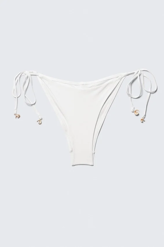 Braguita tanga de bikini con lazos de concha – Blanca Braguita tanga de bikini con lazos de concha – Blanca
