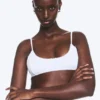 Bralette con escote redondeado y punto calado – Blanco