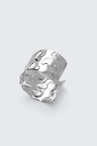 Brazalete ancho martillado – Plata