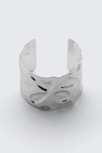 Brazalete ancho martillado – Plata