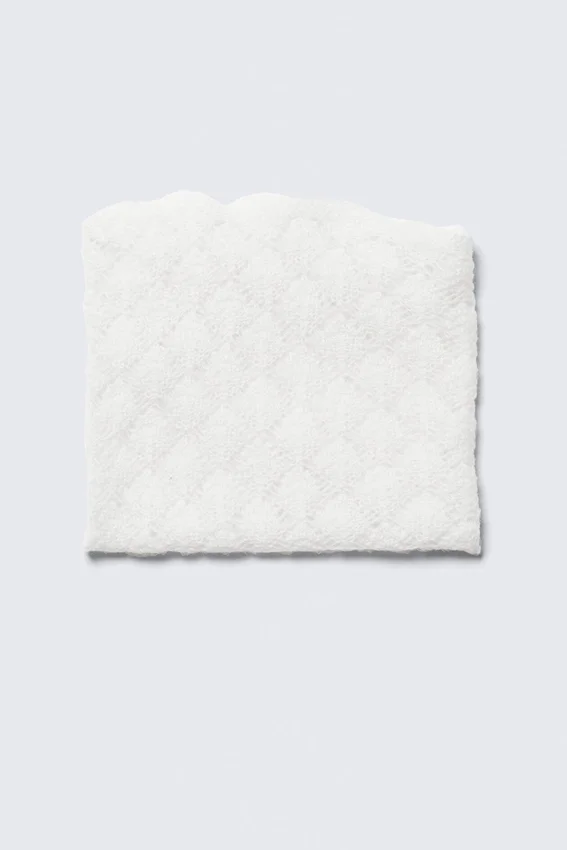 Bufanda triangular de punto texturizado – Blanco claro Bufanda triangular de punto texturizado – Blanco claro