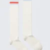 Calcetines altos de estilo universitario con canalé – Blanco roto – Rayas rojas y azules Calcetines altos de estilo universitario con canalé – Blanco roto – Rayas rojas y azules