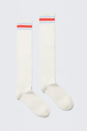 Calcetines altos de estilo universitario con canalé – Blanco roto – Rayas rojas y azules