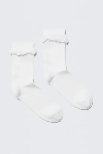 Calcetines de caña corta con ribete de volantes – Blanco