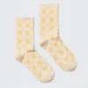 Calcetines de caña media con diseño de rombos en punto jacquard – Color crudo y amarillo empolvado Calcetines de caña media con diseño de rombos en punto jacquard – Color crudo y amarillo empolvado