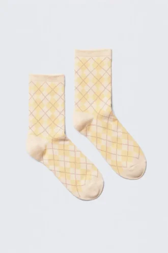 Calcetines de caña media con diseño de rombos en punto jacquard – Color crudo y amarillo empolvado