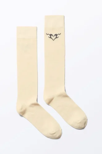 Calcetines hasta la rodilla con corazones tribales – Beige – Corazones tribales